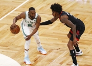 LOL赛事-公牛险胜雄鹿，布克点燃赛场的简单介绍