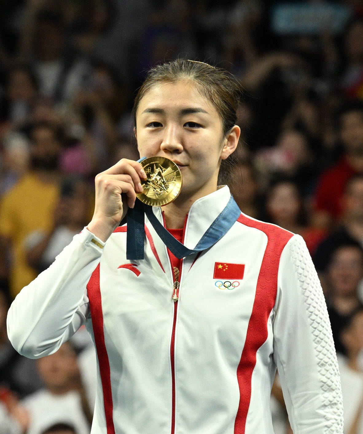 激烈交锋后中国队力压对手，登上领奖台的简单介绍