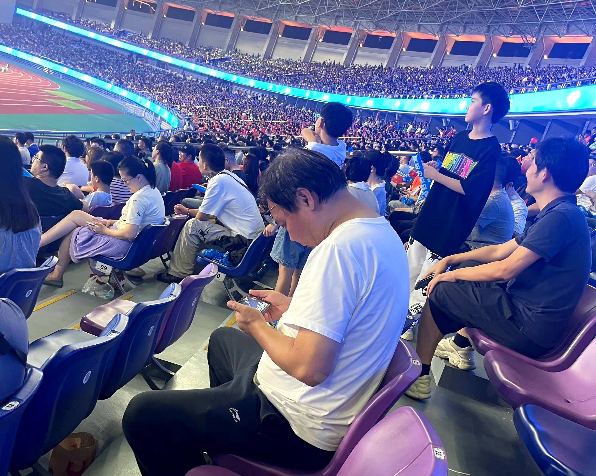 观众们为球员们的出色表现欢呼雀跃