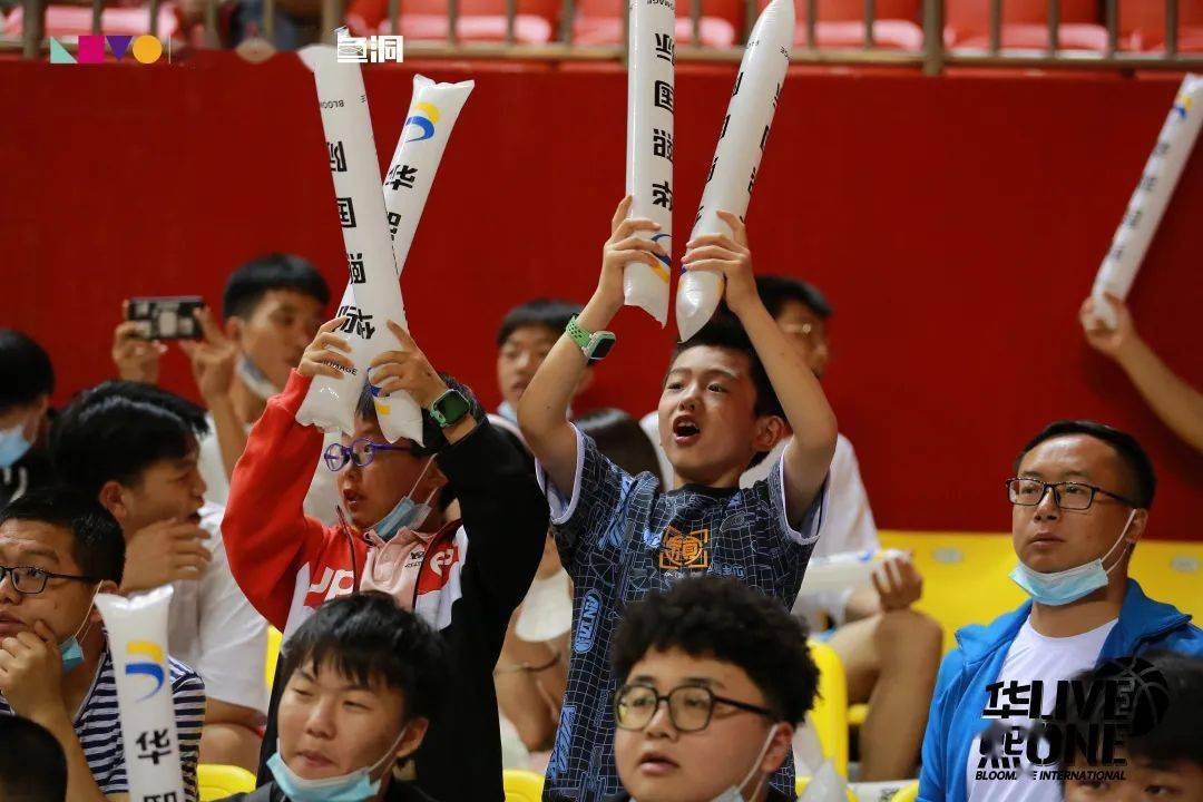 观众们为球员们的出色表现欢呼雀跃