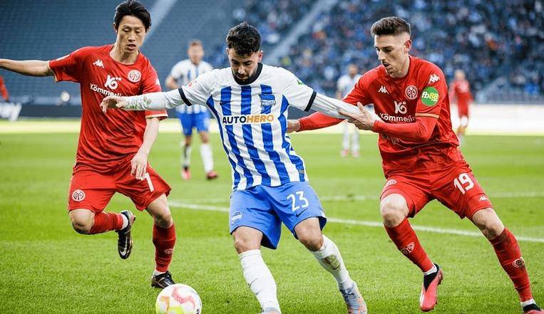 柏林赫塔与弗赖堡上演德甲焦点战 柏林赫塔与弗赖堡上演德甲焦点战