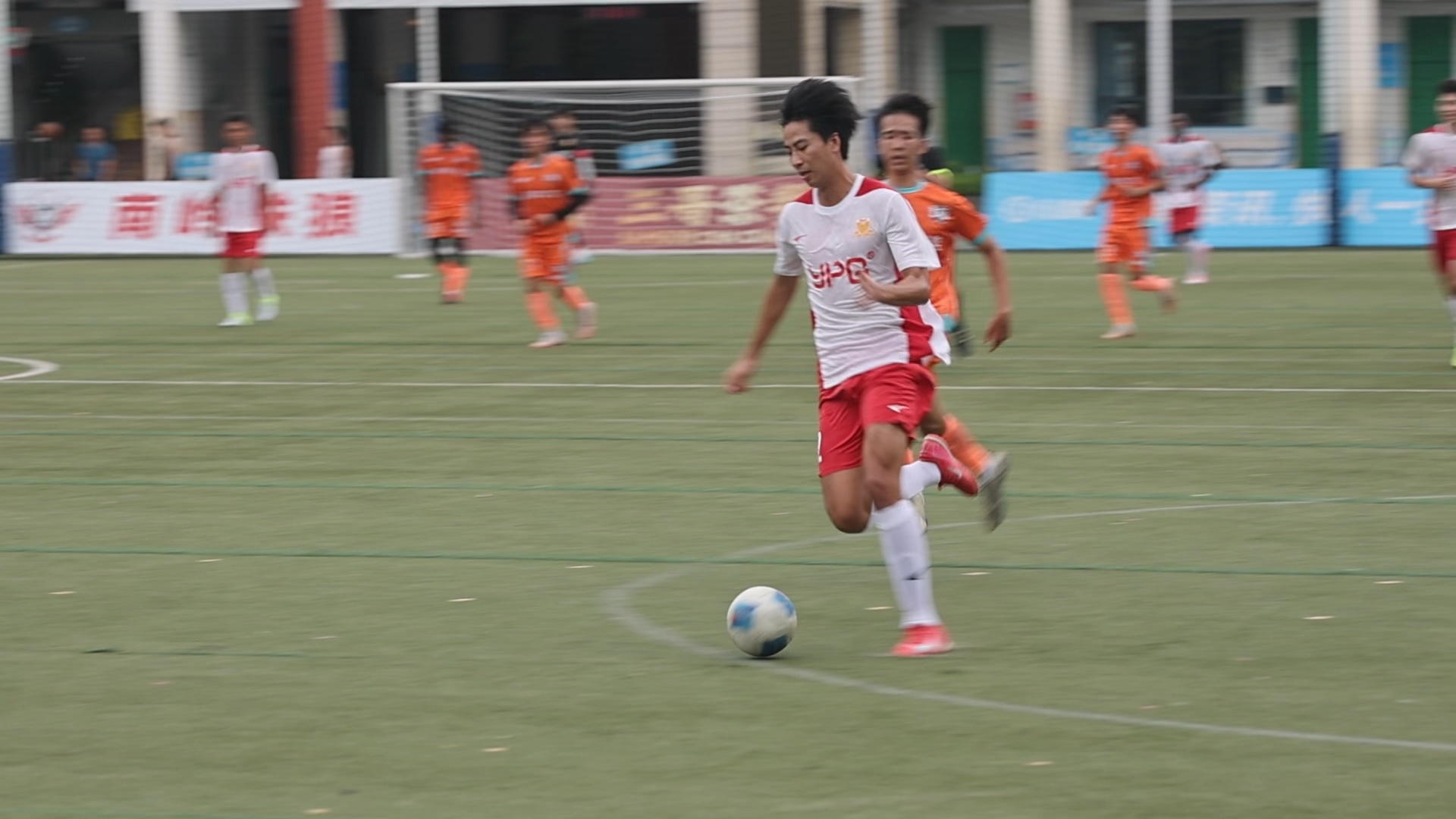 比赛中的精彩瞬间让人们对足球充满热爱 比赛中的精彩瞬间让人们对足球充满热爱