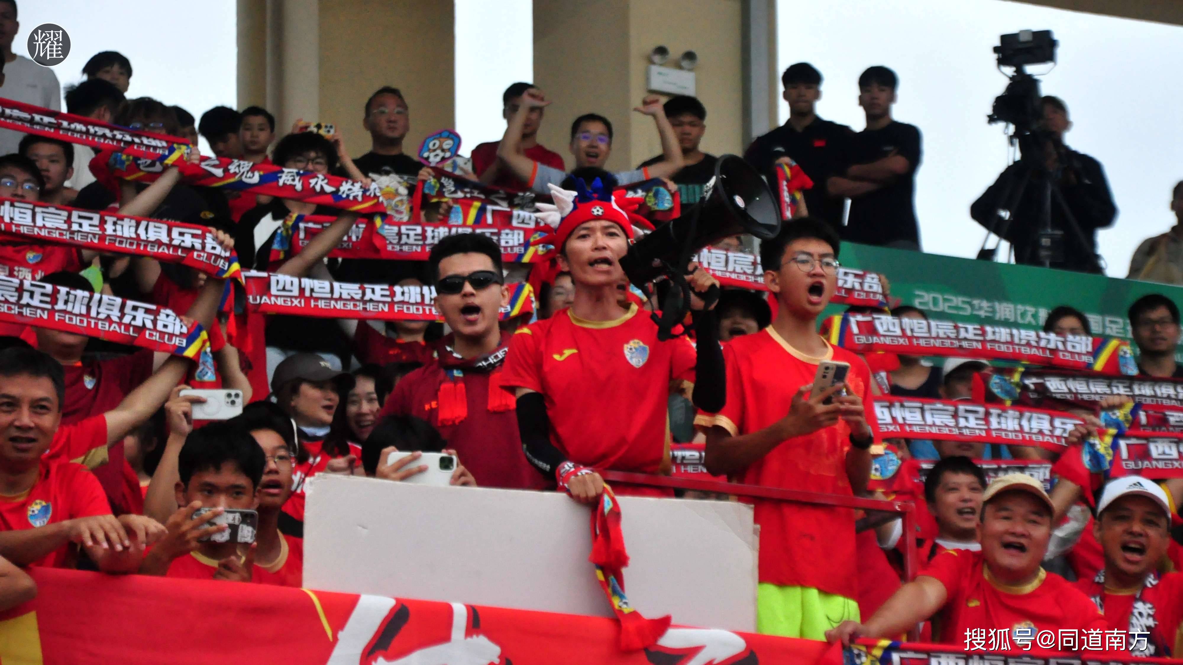 比赛掀起热潮,球迷热情支持各自球队 比赛掀起热潮,球迷热情支持各自球队