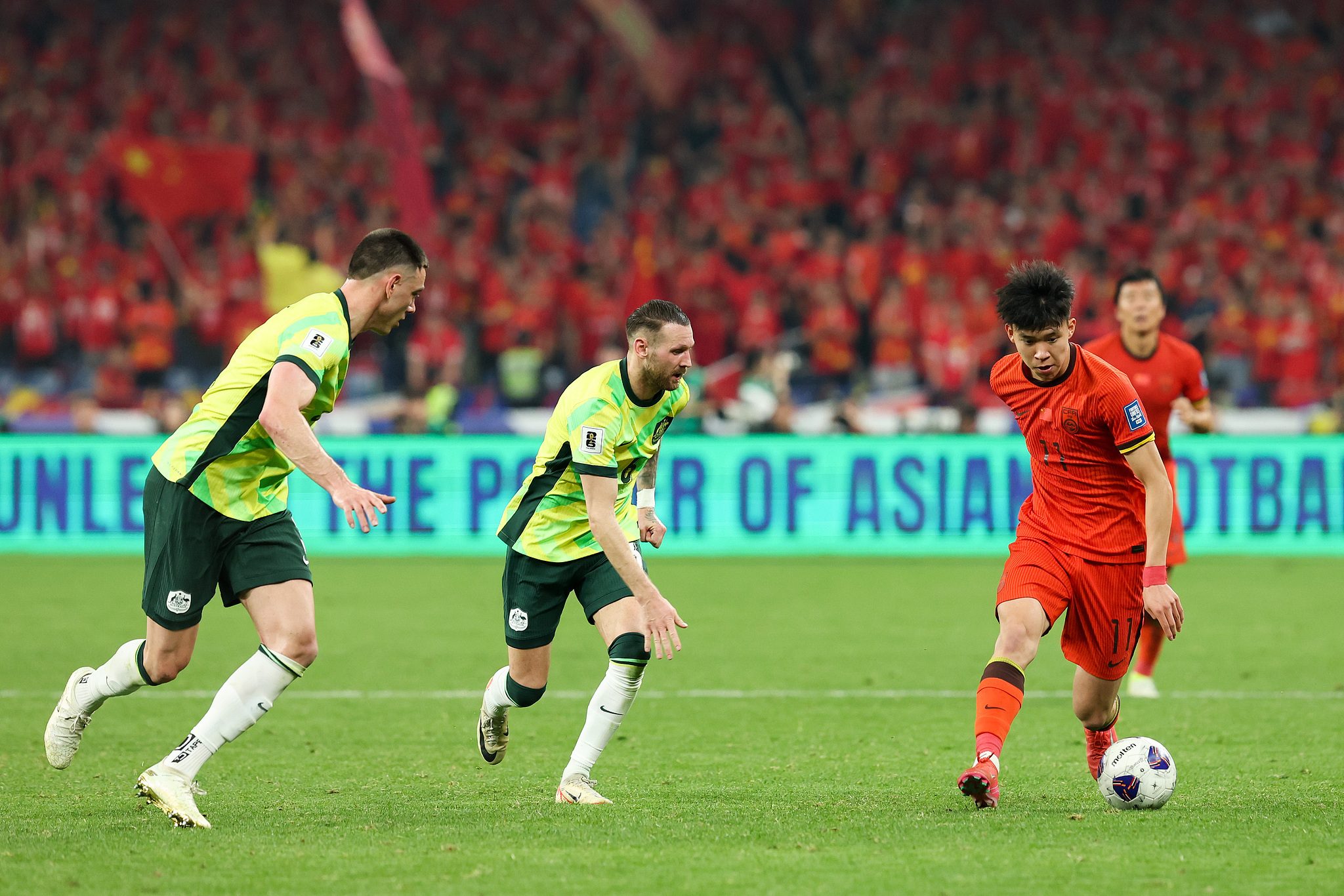 足球传奇诞生，亚洲杯赛将球场擂台上演