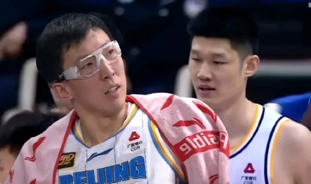 新疆队力克上海队，胡金秋状态火热