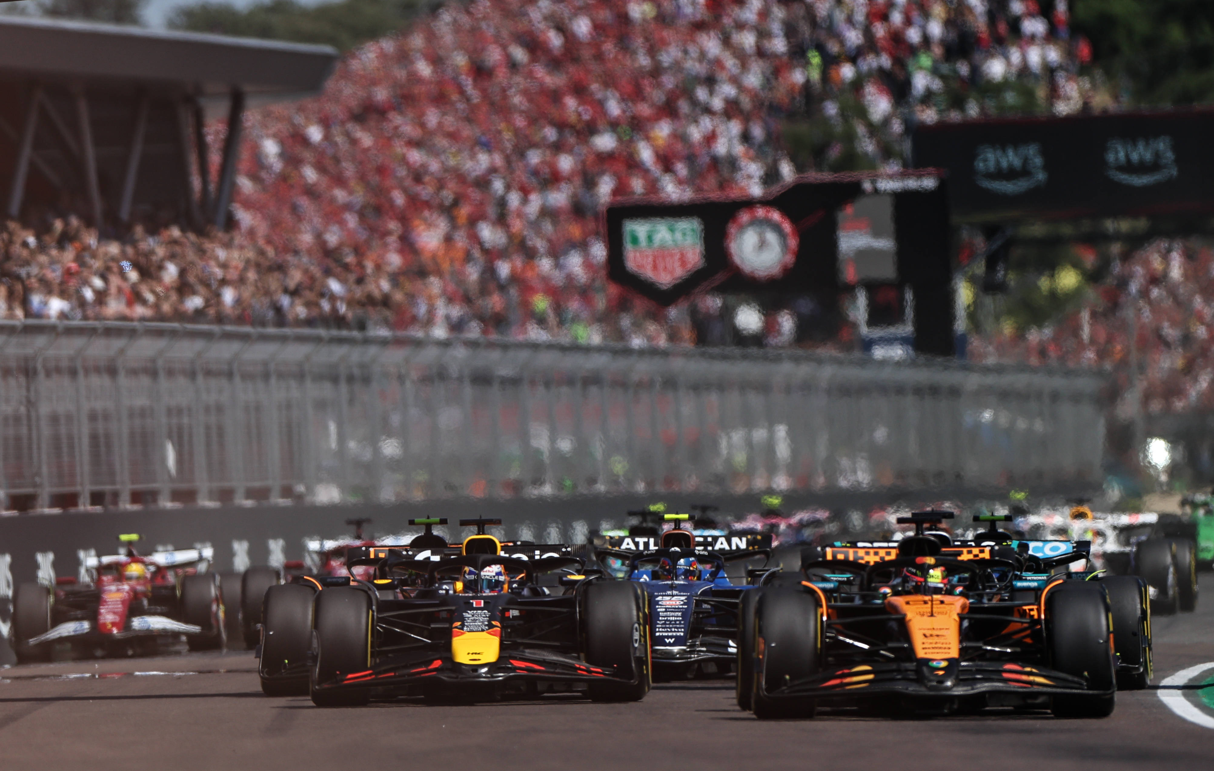 梅赛德斯险胜红牛二队,诺里斯点燃赛场 梅赛德斯险胜红牛二队,诺里斯点燃赛场