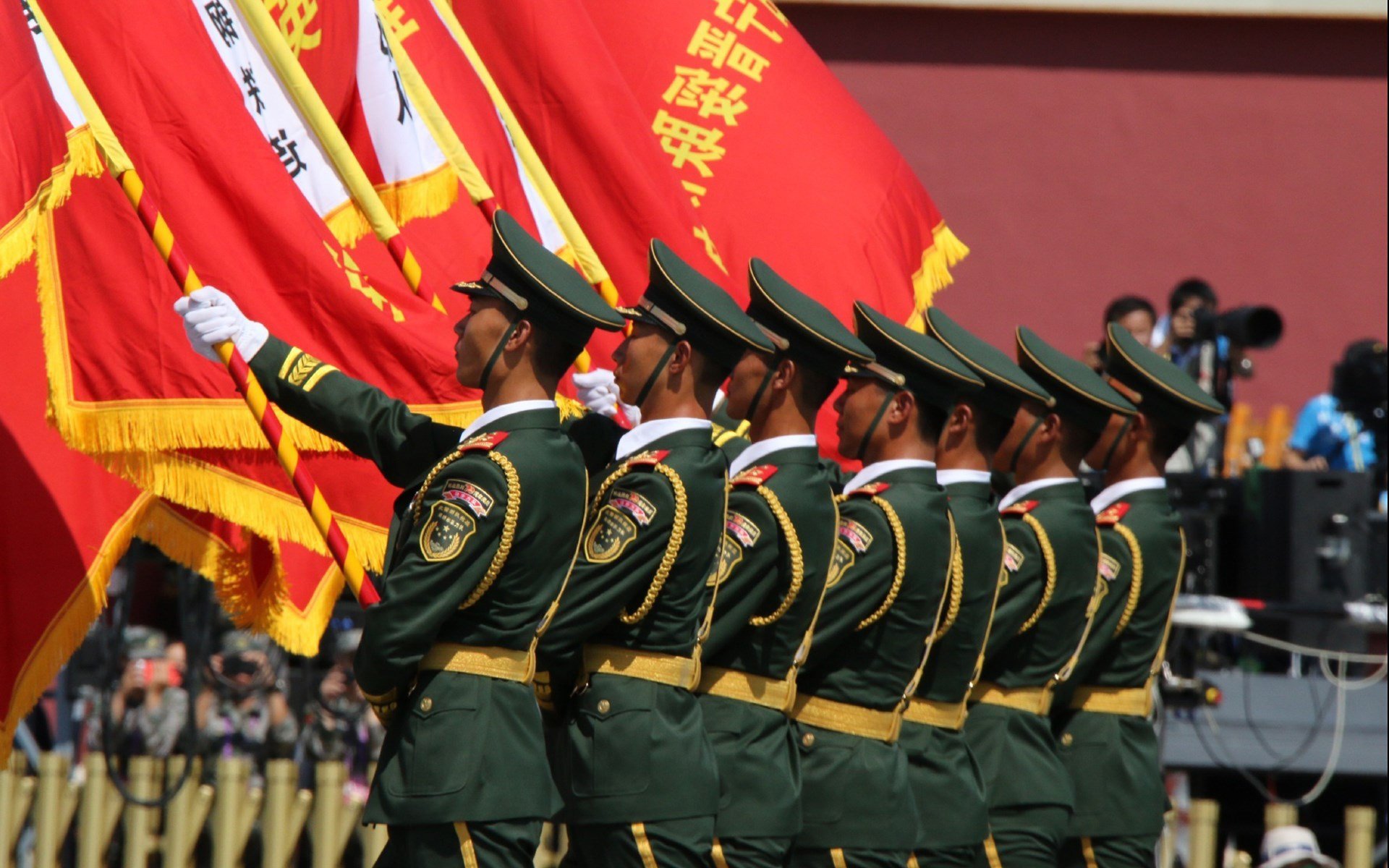 另一种引擎轰鸣，足球灵魂如何点燃F1年度争冠的终极弯道